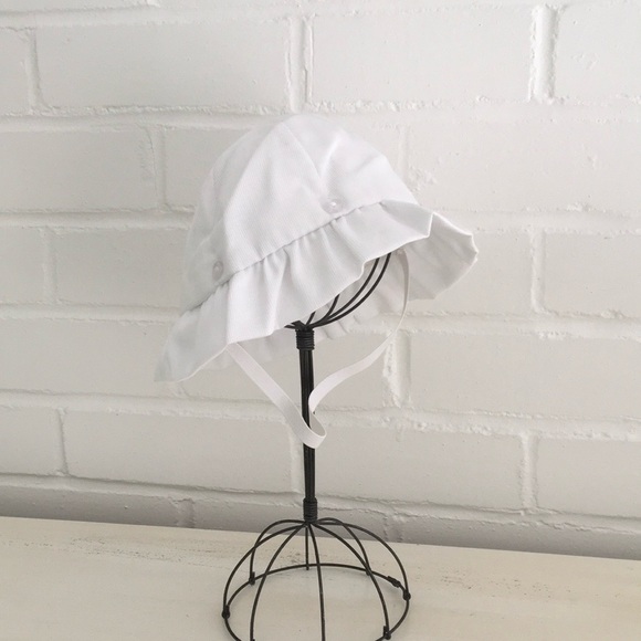 old -style classic white baby girl bonnets, sun hats, pool hats, beach hats - Picture 7 of 9